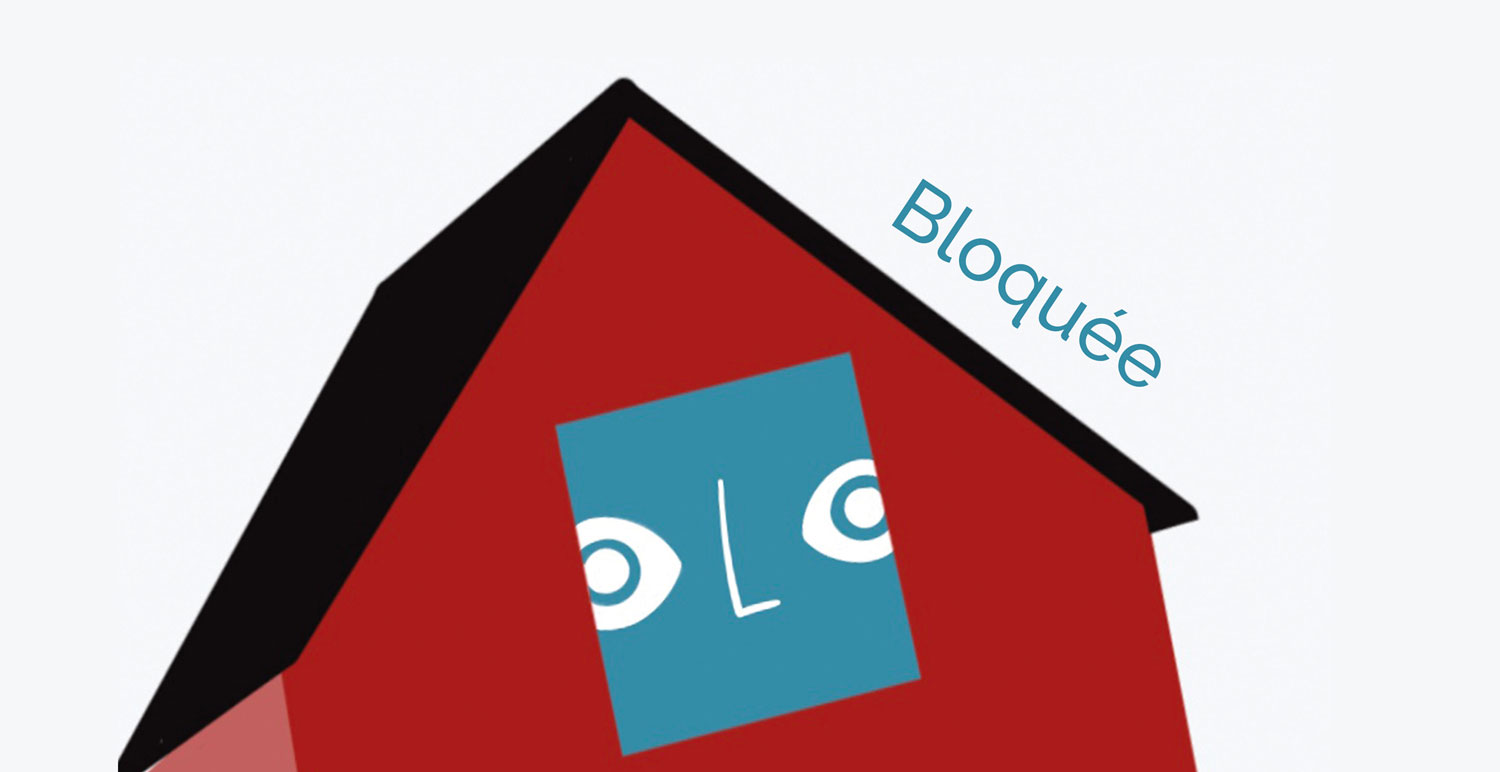 Zoom sur le visage d'Alice bloquée dans la maison.