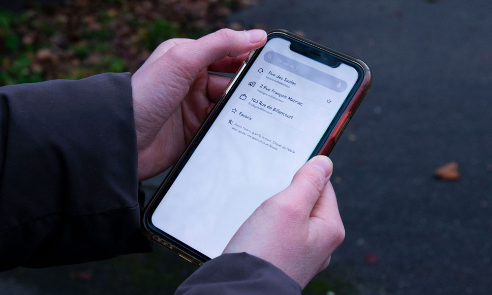 Photographie de mise en situation, navigation dans la barre de recherche pour lancer un trajet.