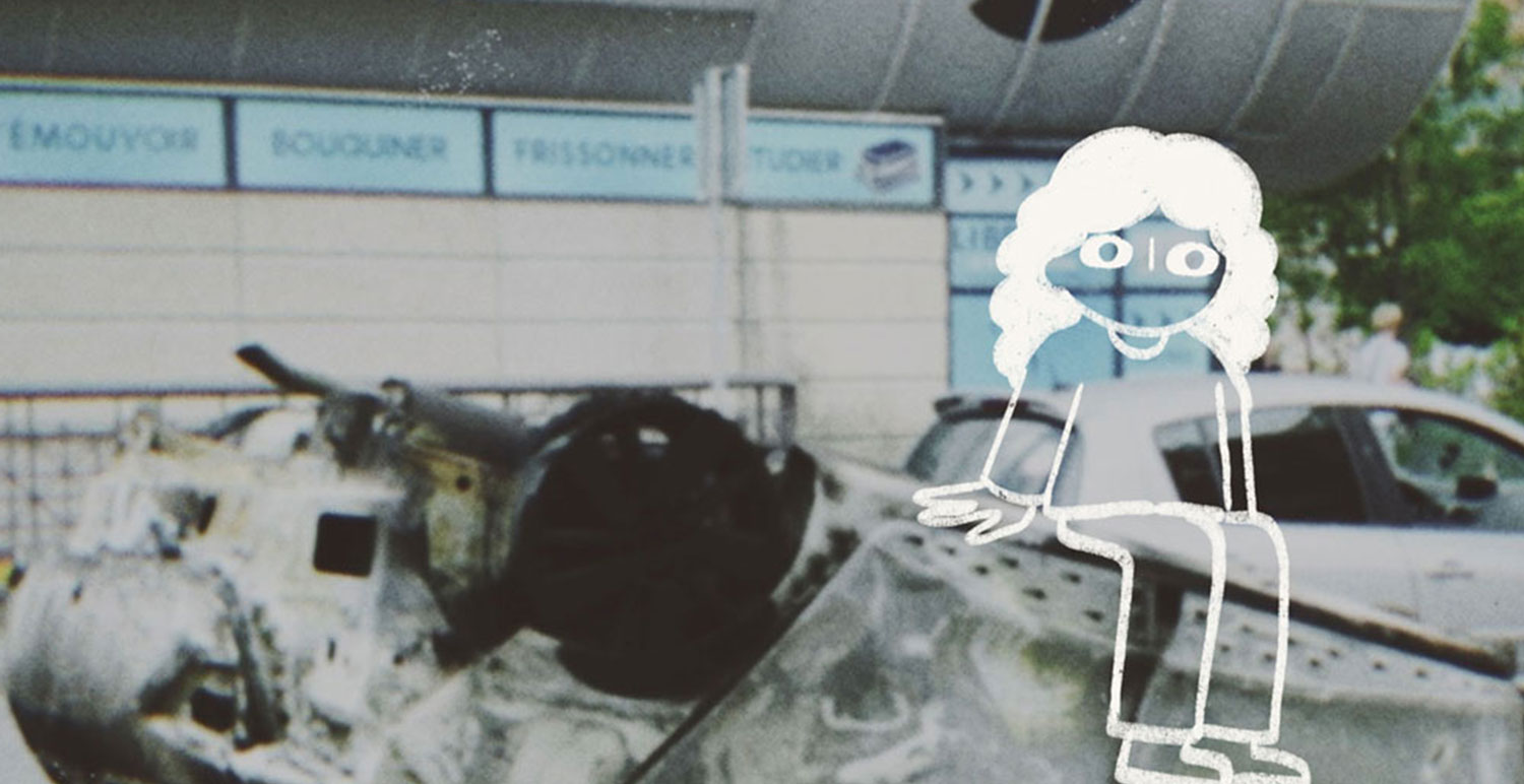 Photographie d'une voiture brulée dans ma ville, illustration de moi assise dessus.