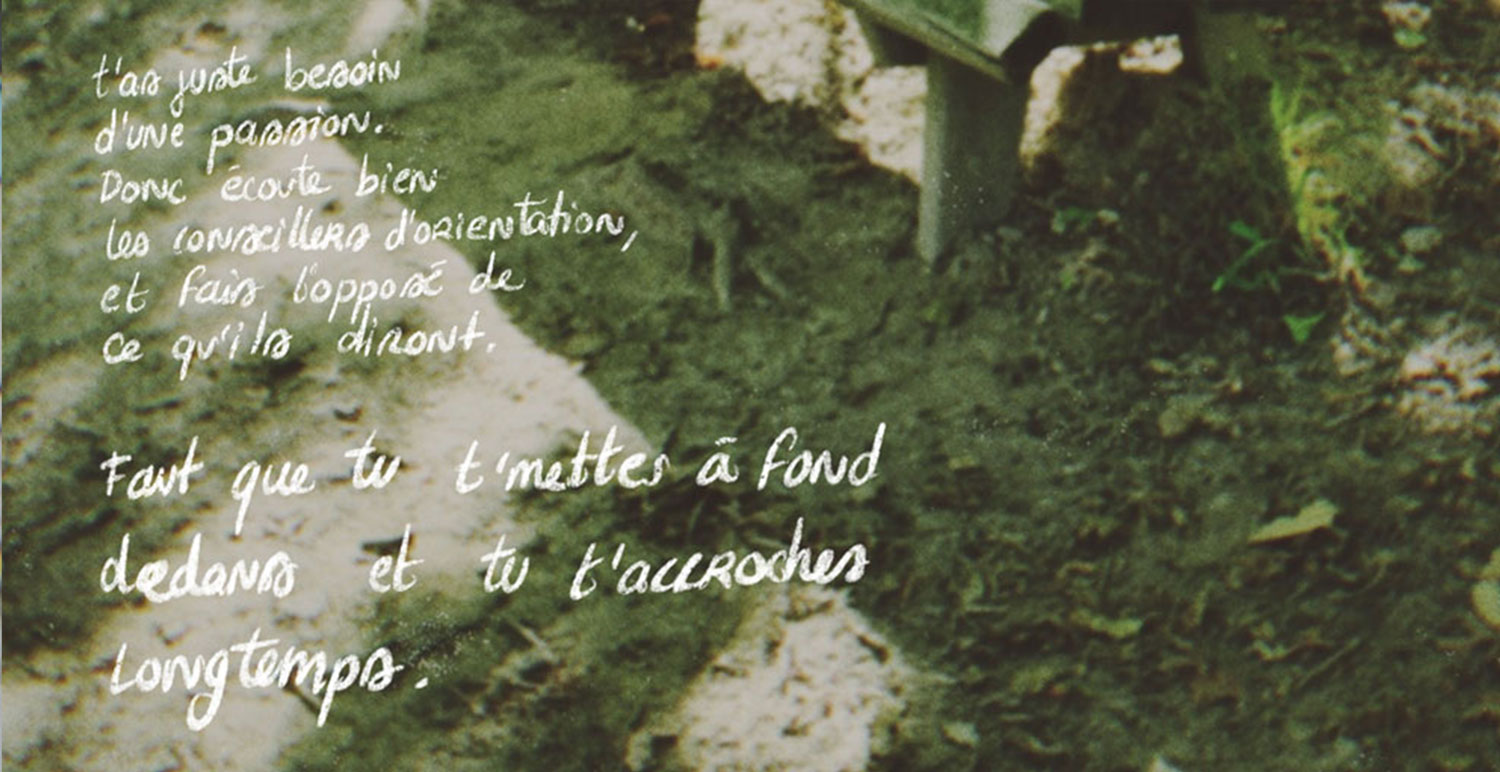 Photographie du sol, ou un texte d'Orelsan y est écrit à la main au stylo blanc.